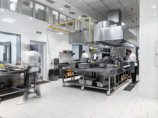 A Complete Buyer’s Guide to Commercial Kitchen Equipment for Hotels, Cafes & Cloud Kitchens